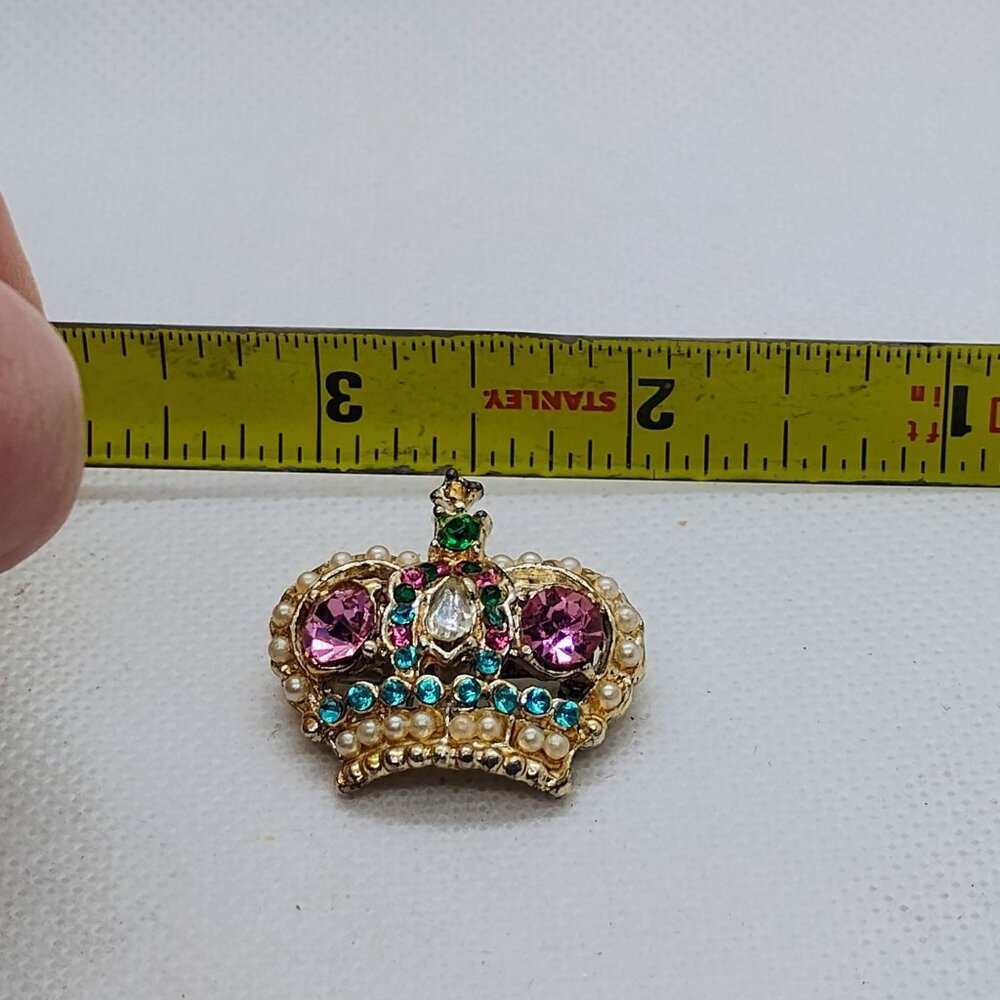 VTG Crown Shaped Gold Tone Brooch Pink Blue Green Rhinestones w/ Faux Pearls 1" - Picture 3 of 4